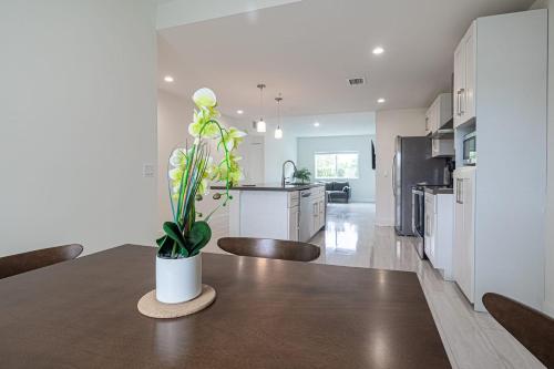 Cozy 3 Bed 2 Bath Apt W Free Parking Near Beach! in Hallandale Beach, USA