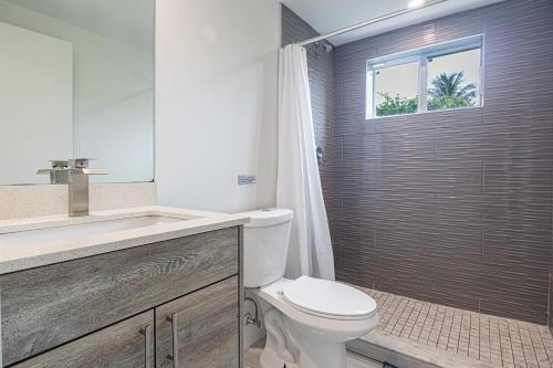 Cozy 3 Bed 2 Bath Apt W Free Parking Near Beach! in Hallandale Beach, USA