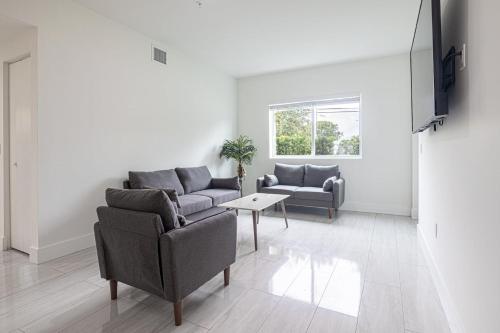Cozy 3 Bed 2 Bath Apt W Free Parking Near Beach! in Hallandale Beach, USA