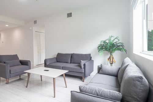 Cozy 3 Bed 2 Bath Apt W Free Parking Near Beach! in Hallandale Beach, USA