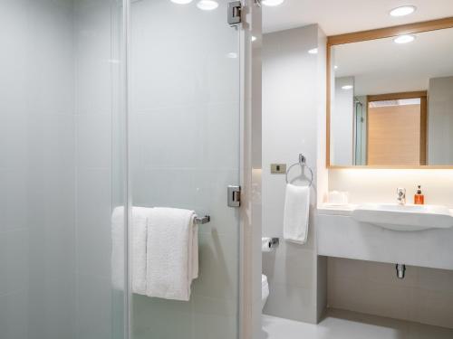 Deluxe Double Room image 6