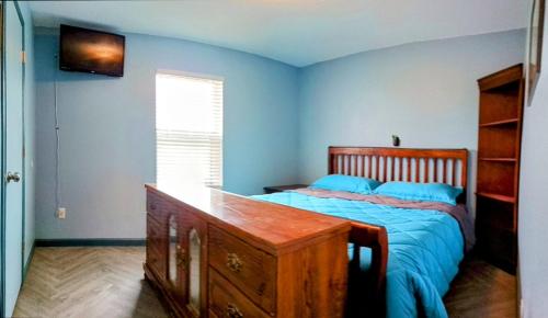 Family home sleeps 10! Private yard & king beds!