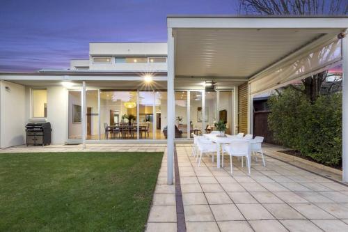 The Bungalow - Boutique Pool Glenelg Beach