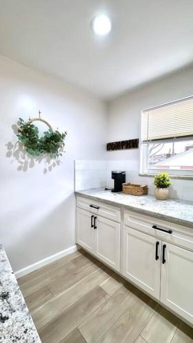 Spacious 5BR & 3.5BA Minimalist Haven in STL in Soulard, USA