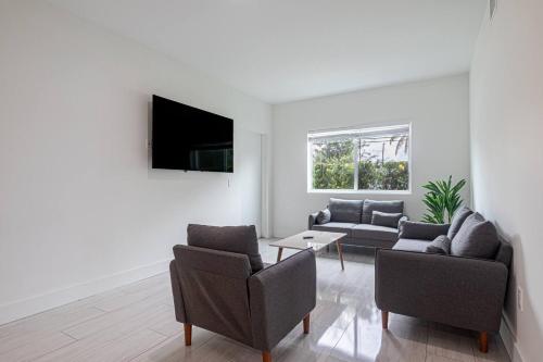 Comfy 3 Bed 2 Bath Apt W Free Parki in Hallandale Beach, USA