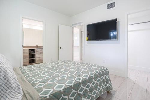 Comfy 3 Bed 2 Bath Apt W Free Parki in Hallandale Beach, USA