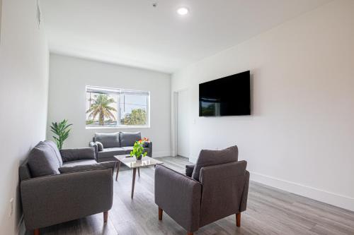 Comfy 3 Bed 2 Bath Apt W Free Parki in Hallandale Beach, USA