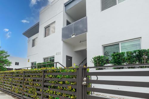 Comfy 3 Bed 2 Bath Apt W Free Parki in Hallandale Beach, USA