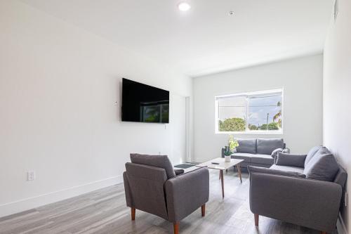 Lovely 3 Bedroom 2 Bath Apartment W Free Parking in Hallandale Beach, USA