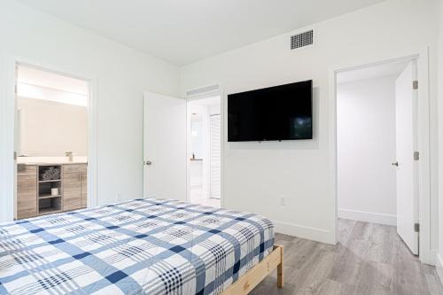 Lovely 3 Bedroom 2 Bath Apartment W Free Parking in Hallandale Beach, USA
