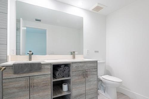 Lovely 3 Bedroom 2 Bath Apartment W Free Parking in Hallandale Beach, USA
