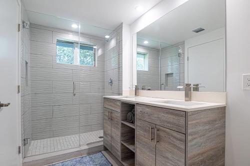 Lovely 3 Bedroom 2 Bath Apartment W Free Parking in Hallandale Beach, USA