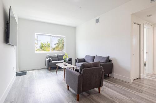 Lovely 3 Bedroom 2 Bath Apartment W Free Parking in Hallandale Beach, USA