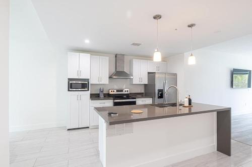 Lovely 3 Bedroom 2 Bath Apartment W Free Parking in Hallandale Beach, USA