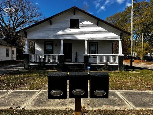 Renovated,Comfortable and Convenient Experience Renovated,Comfortable and Convenient Experience