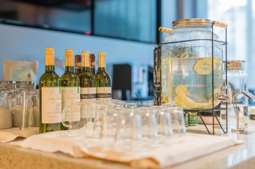 Joy Hongqiao Airport and Railway Hotel