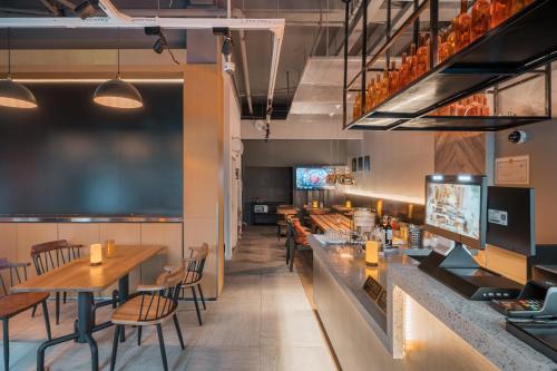 Joy Hongqiao Airport and Railway Hotel near Shanghai Zoo (Shanghai Dongwu Yuan)