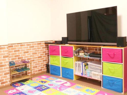 Shared lounge/TV area, ＧＵＥＳＴ　ＨＯＵＳＥ　てぃんが〜ら in Yomitan