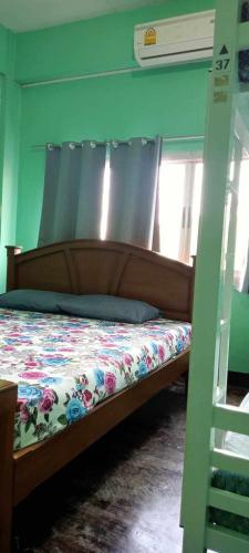 Economy Quadruple Room with Shared Bathroom image 4