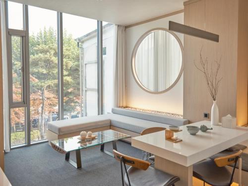 Uh Suite The Seoul
