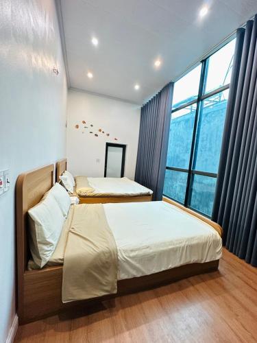 1 queen bed, 1 twin bed