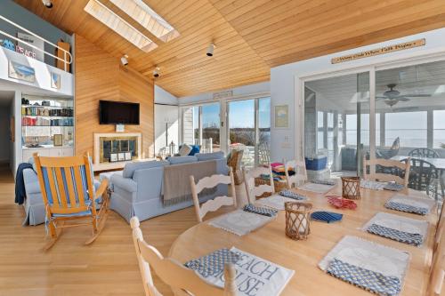 The Blissful Bay House in Hampton Bays, USA