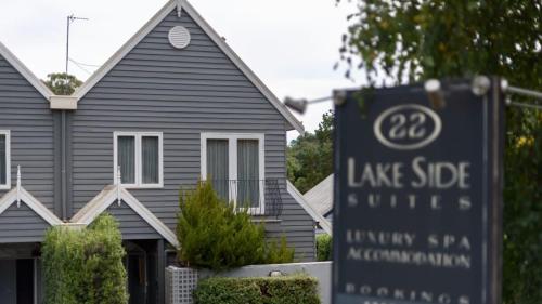 Lakeside Suite 1 - Lake View & Spa Bath
