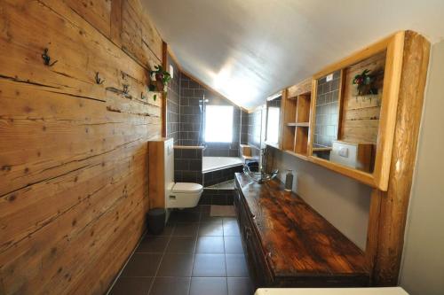 Lakeview Family Apartment - image 8