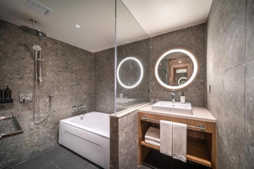 room detail thumbnail 2