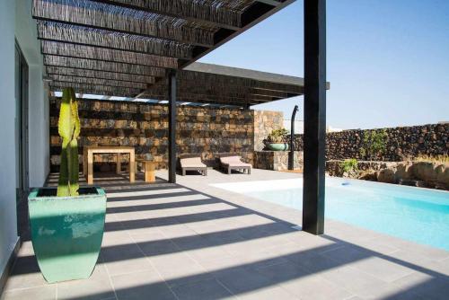 Villa Molino heated pool gardeneWiFi