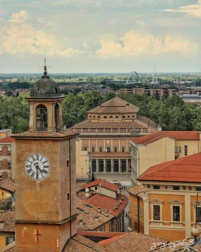 ROSSENA HOME tranquillo appartamento, con giardino, vicino al centro ed all'Ospedale Santa Maria Nuova SMN