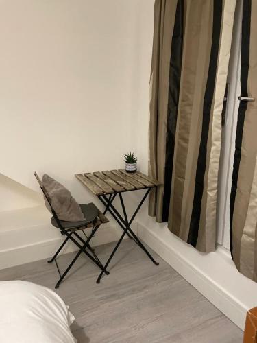 Private Bright Bedroom with Ensuite River View Private Bright Bedroom with Ensuite River View