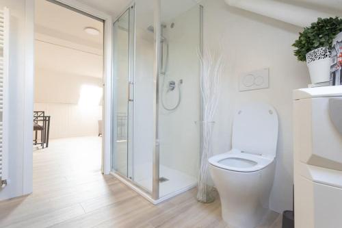 Tuš, Motor Valley PentHouse - B&B Al Caminetto in Fossalta