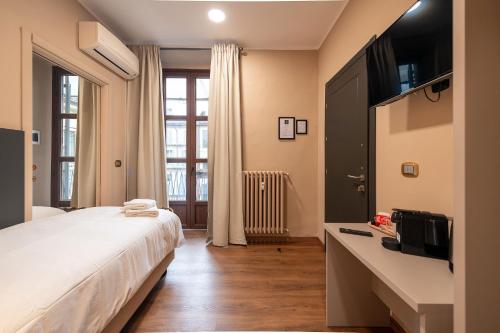 Single Room with Balcony image 8