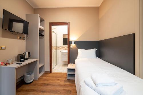 Single Room with Balcony image 7