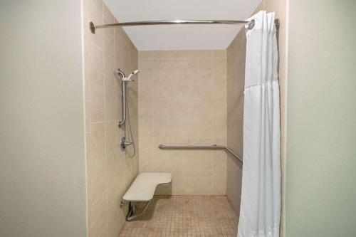 King Room with Roll-In Shower - Mobility/Hearing Accessible - Non-Smoking