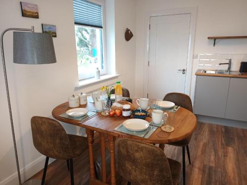 Iekārtas, Connemara Lake View Apartment in Camus