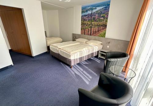 1 queen bed, 1 double bed