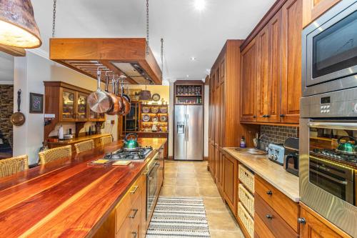 ห้องครัว, Loerie's Landing Country Villa in ซิโมลา กอล์ฟ แอนด์ คันทรี เอสเตท