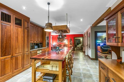 ห้องครัว, Loerie's Landing Country Villa in ซิโมลา กอล์ฟ แอนด์ คันทรี เอสเตท