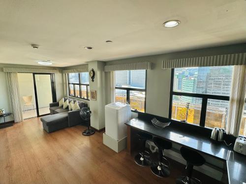Spacious 1-Bedroom AppleOne Equicom Ayala - Tap to explore photos
