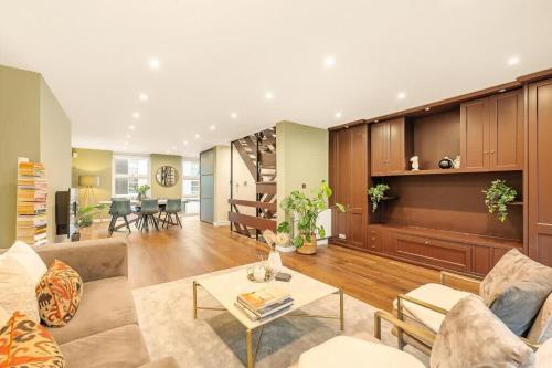 Luxurious & Spacious Townhouse - main image