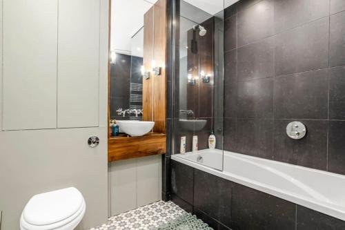 Luxurious & Spacious Townhouse - image 6