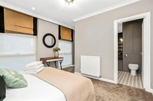 Luxurious & Spacious Townhouse - image 2