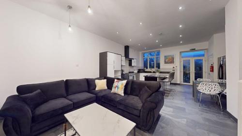 Modern spacious 6 bed in Central Plymouth with Parking in Efford