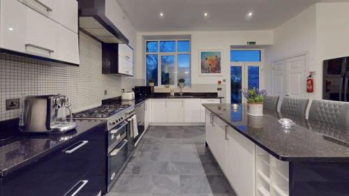 Modern spacious 6 bed in Central Plymouth with Parking in Efford