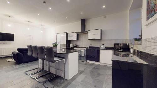 Modern spacious 6 bed in Central Plymouth with Parking in Efford