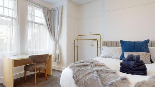 Modern spacious 6 bed in Central Plymouth with Parking in Efford