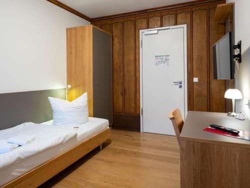 Single Room image 5