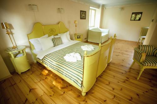 1 queen bed, 1 sofa bed